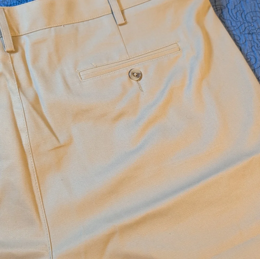 Lands’ End Khaki Shorts Men’s Size 42 Traditional Fit Pleated Dark Khaki (E14)